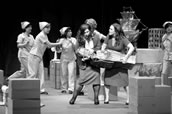 Christa Mayer als Mary, Adrianne Pieczonka als Senta und Damen des Festspielchors. Foto: Bayreuther Festspiele, Enrico Nawrath