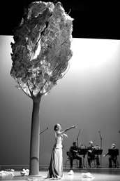 Intime Briefe: Ina Brütting und Streicher des Philharmonischen Orchesters Regensburg. Foto: Bettina Stöß