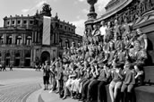 Der Dresdner Kinderchor mit seinem Leiter Andreas Heinze. Foto: Matthias Creutziger