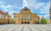 Theaterplatz Chemnitz mit Opernhaus von 1909, König-Albert-Museum und Petrikirche. Foto: Nasser Hashemi