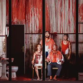 Tschaikowsky, „Mazeppa“ mit itzend Helene Feldbauer (Ljubow) und Alexander Roslavets (Kortschubej), stehend Mikhail Pirogov (Andrej) und Carlos Cárdenas (Iskra).. Foto: Xiomara Bender