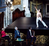 Sitzend von links: Bischöfin Kirsten Fehrs, John Neumeier, Jörn Rieckhoff (Direktor Kommunikation und Dramaturgie beim Hamburg Ballett John Neumeier); auf der Bühne: Tänzer Alexandr Trusch mit „A Simple Song“ aus Neumeiers Choreographie „Bernstein Dances“ über den 2. Satz aus Leonard Bernsteins „Mass“. Foto: Kiran West