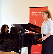 Pianistin Doriana Tchakarova mit Stipendiatin Martina Baroni beim MozartLabor. Foto: Mozartfest-Würzburg, Kathrin Belke