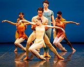 Kenneth MacMillan, „Das Lied von der Erde“ 1965/2025, Elisa Badenes, Jason Reilly, David Moore und Ensemble. Foto: Roman Novitzky/Stuttgarter Ballett