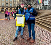 Die Verhandlungskommission des DBV wurde durch ein gemeinsames BegrüßungsKomitee der Schwestergewerkschaften BFFS, GDBA und VdO vor der Leipziger Oper in Empfang genommen: Leonhard Geiger (li.) und Vincent Turregano. Foto: Gerrit Wedel